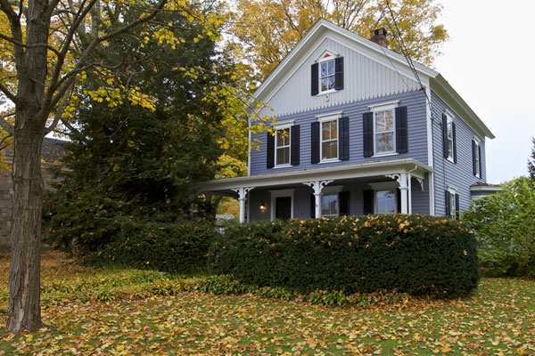 Image of a New England style house in the fall